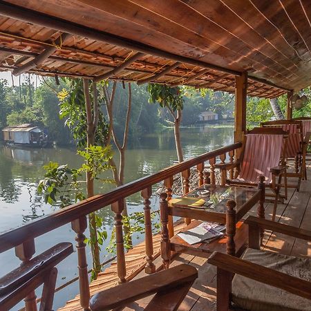 Malayalam Lake Resort アーラップーザ県 エクステリア 写真