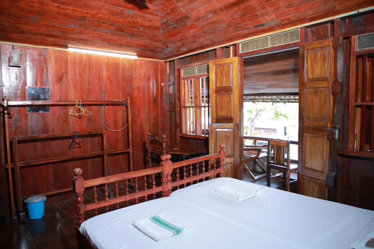 Malayalam Lake Resort アーラップーザ県 エクステリア 写真