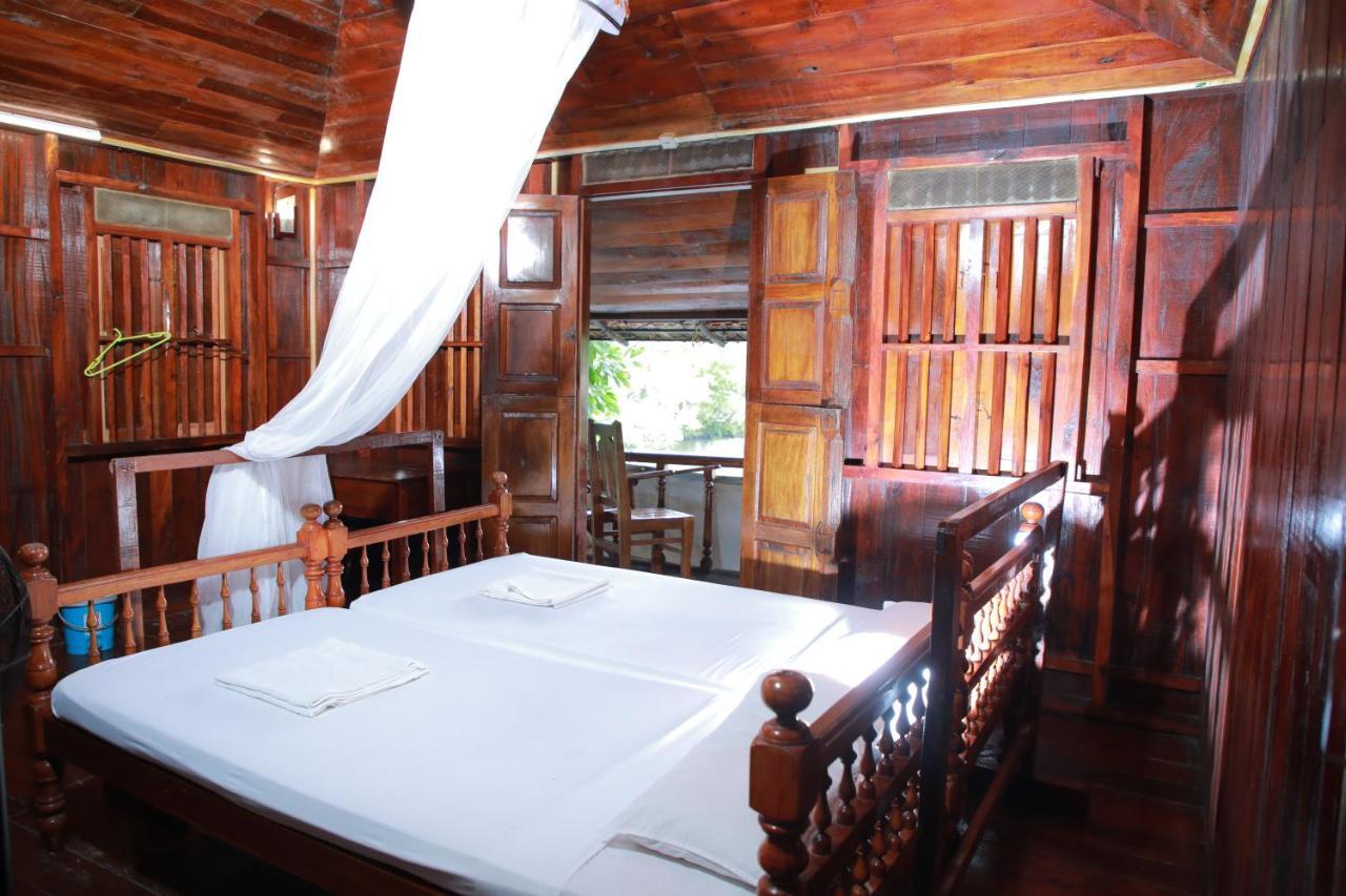 Malayalam Lake Resort アーラップーザ県 エクステリア 写真