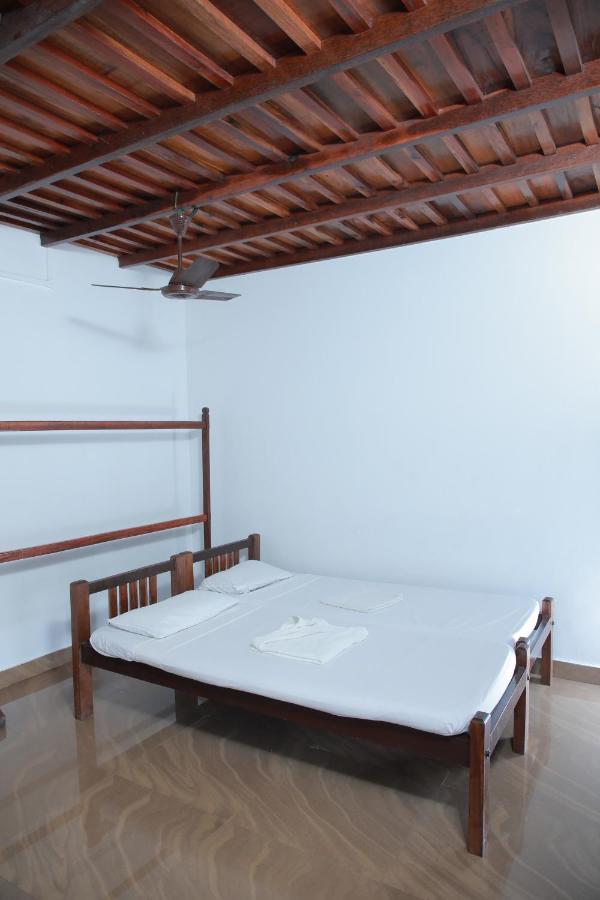 Malayalam Lake Resort アーラップーザ県 エクステリア 写真
