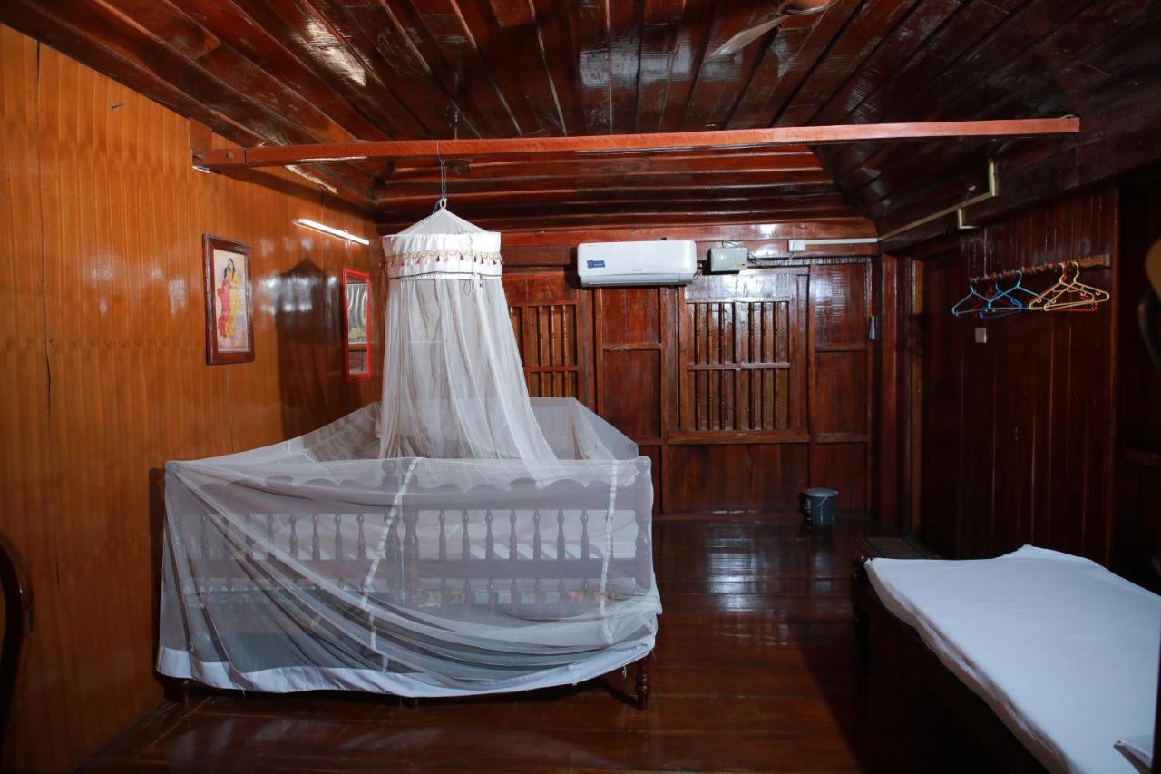 Malayalam Lake Resort アーラップーザ県 エクステリア 写真