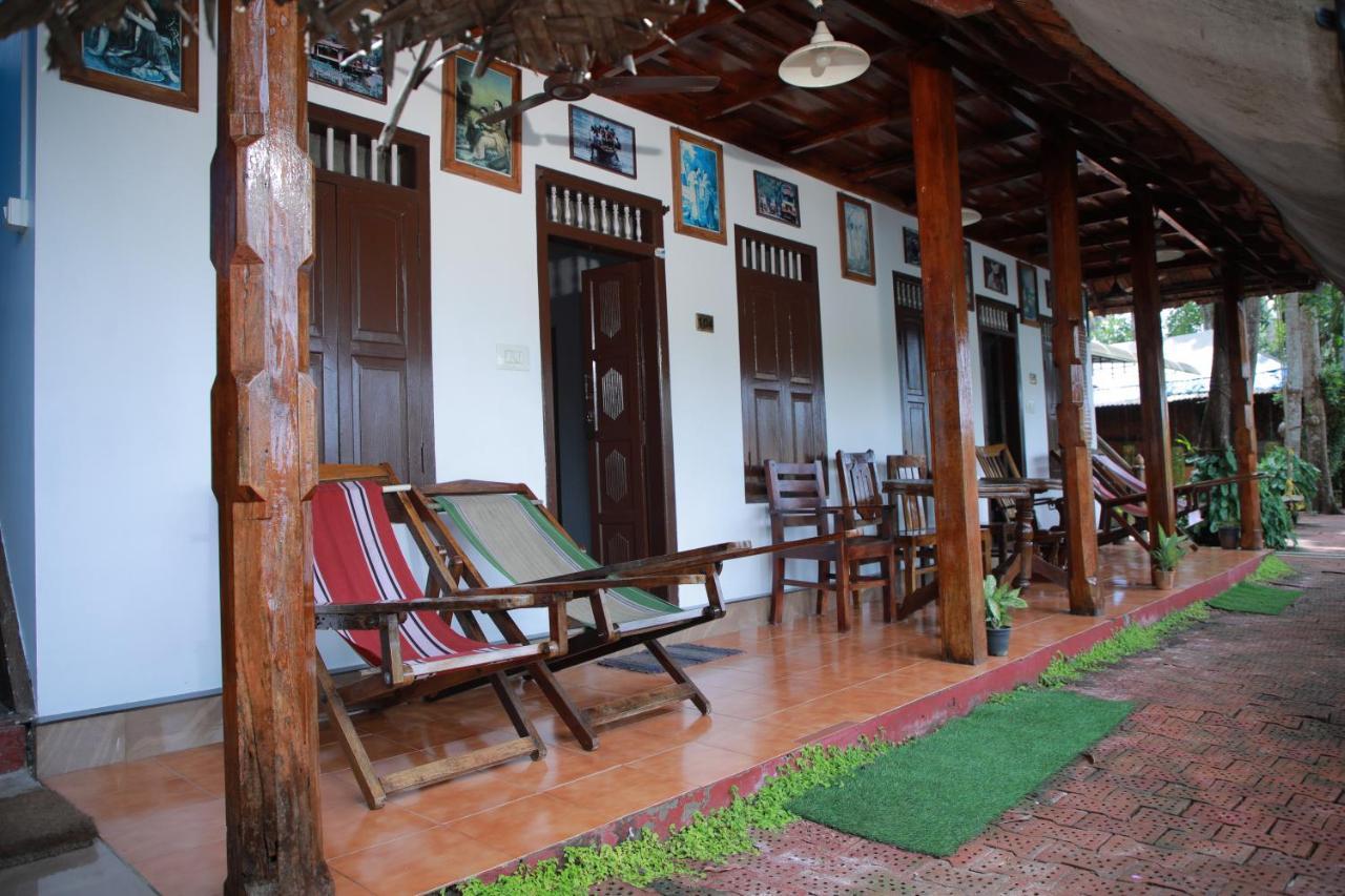Malayalam Lake Resort アーラップーザ県 エクステリア 写真