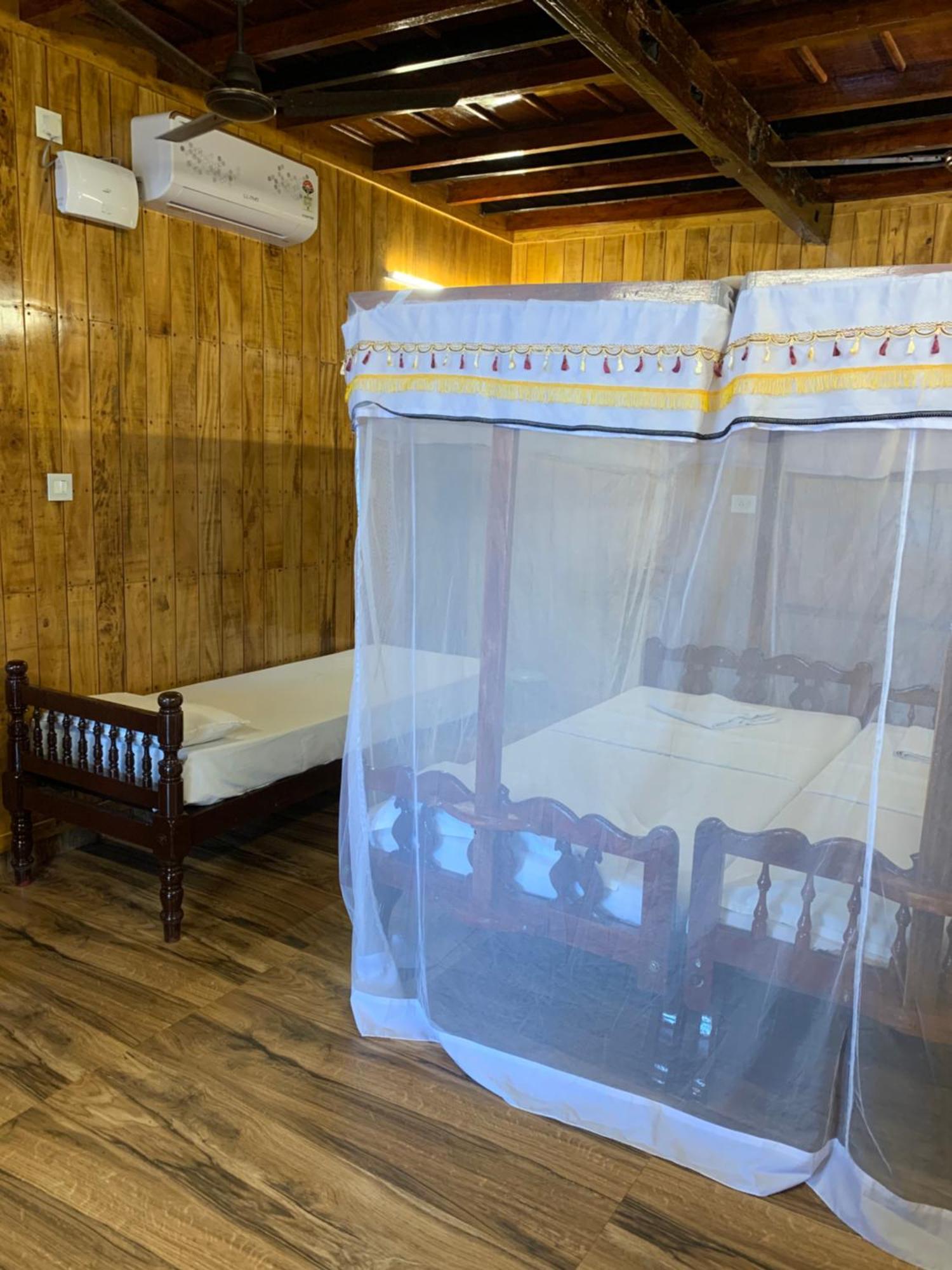 Malayalam Lake Resort アーラップーザ県 エクステリア 写真
