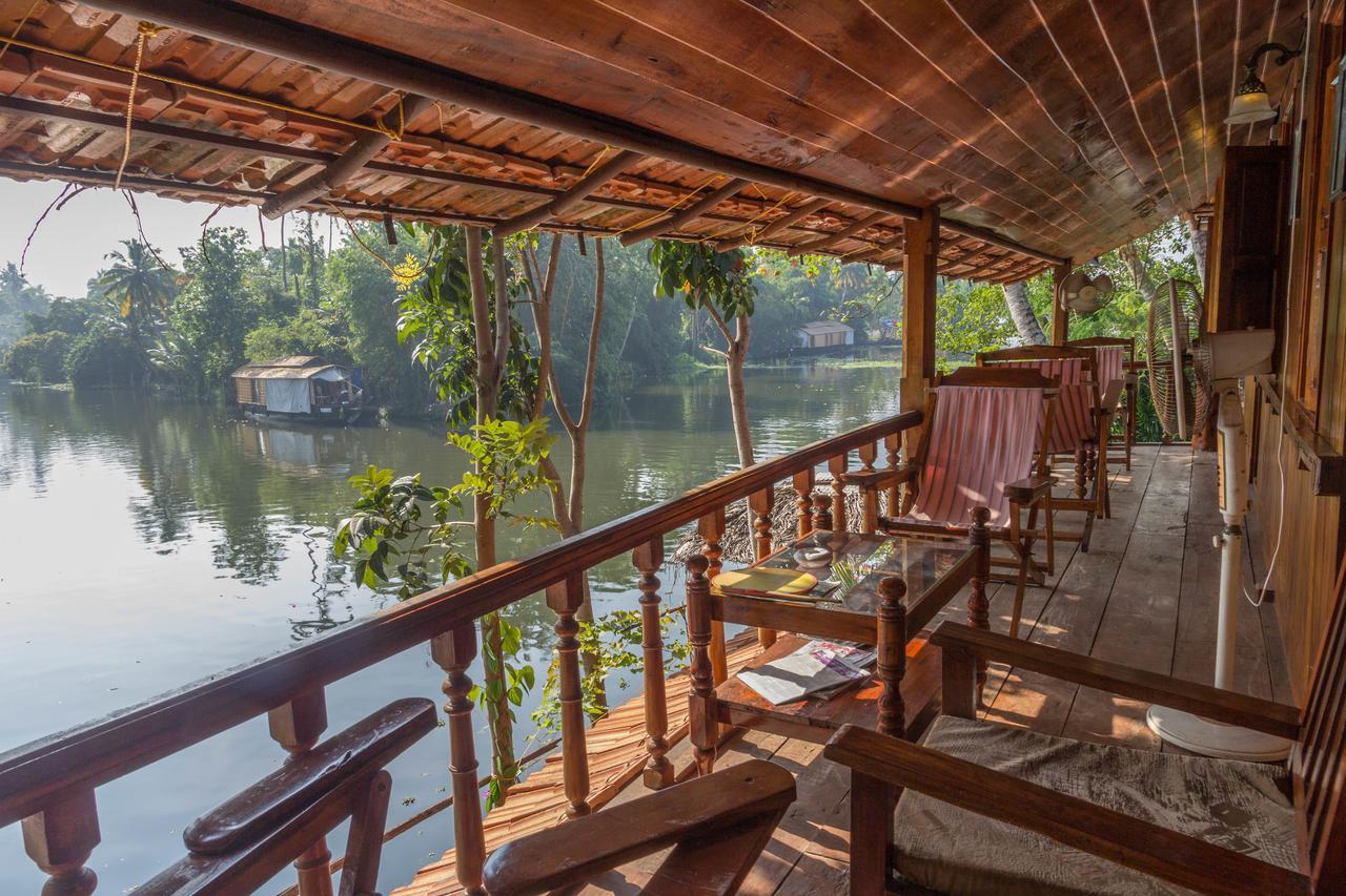 Malayalam Lake Resort アーラップーザ県 エクステリア 写真