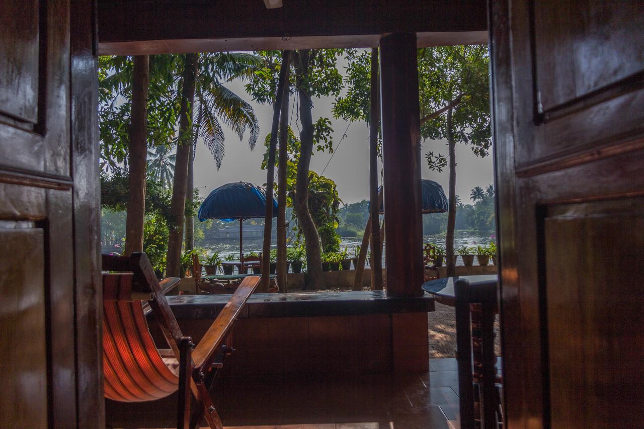 Malayalam Lake Resort アーラップーザ県 エクステリア 写真