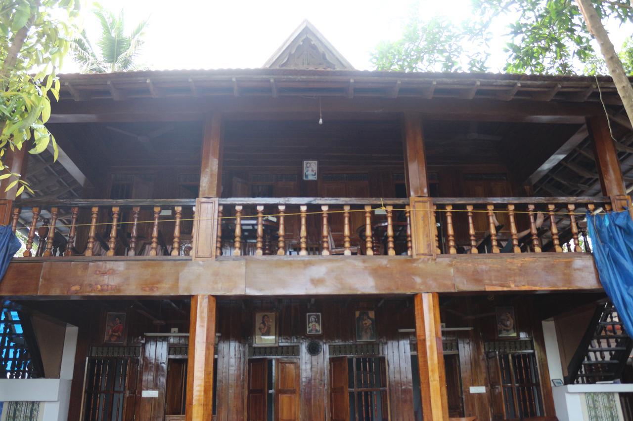 Malayalam Lake Resort アーラップーザ県 エクステリア 写真