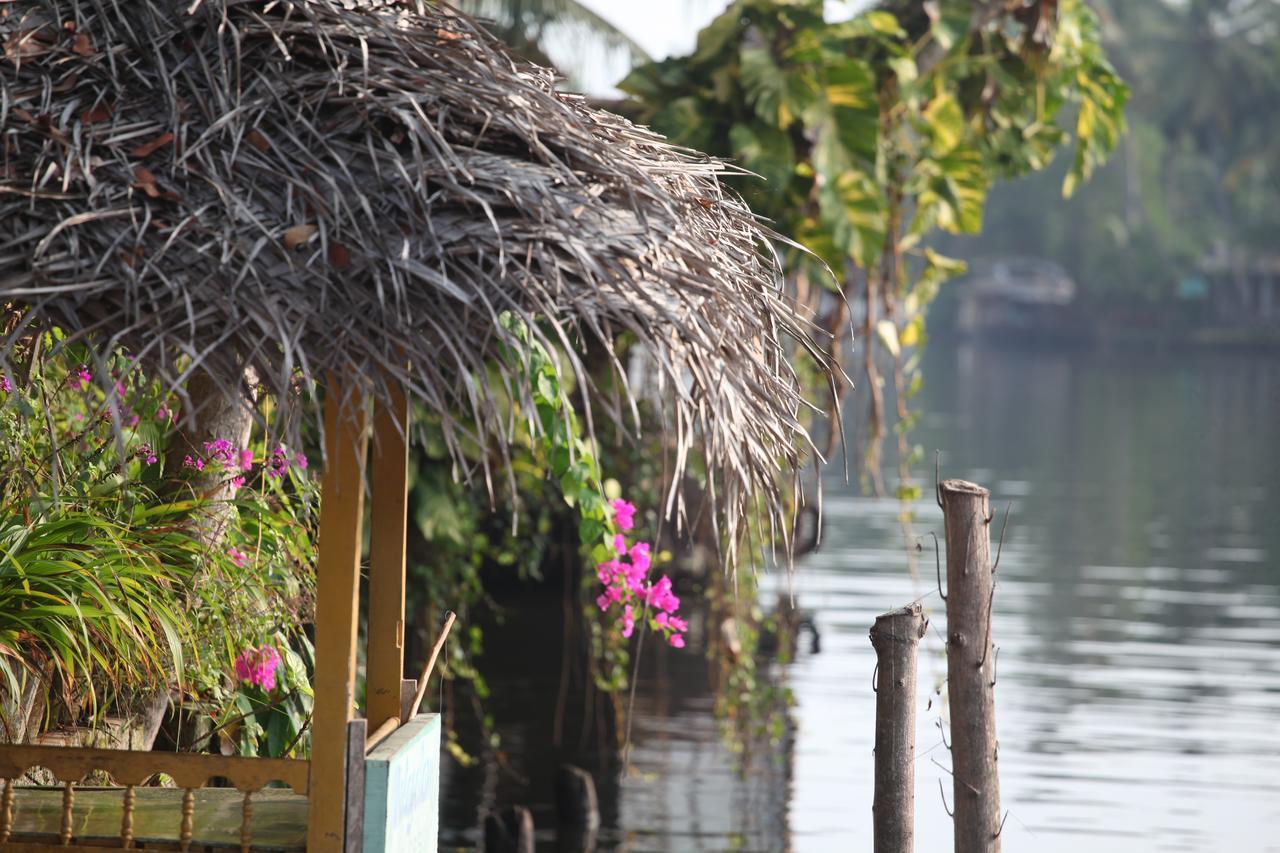 Malayalam Lake Resort アーラップーザ県 エクステリア 写真