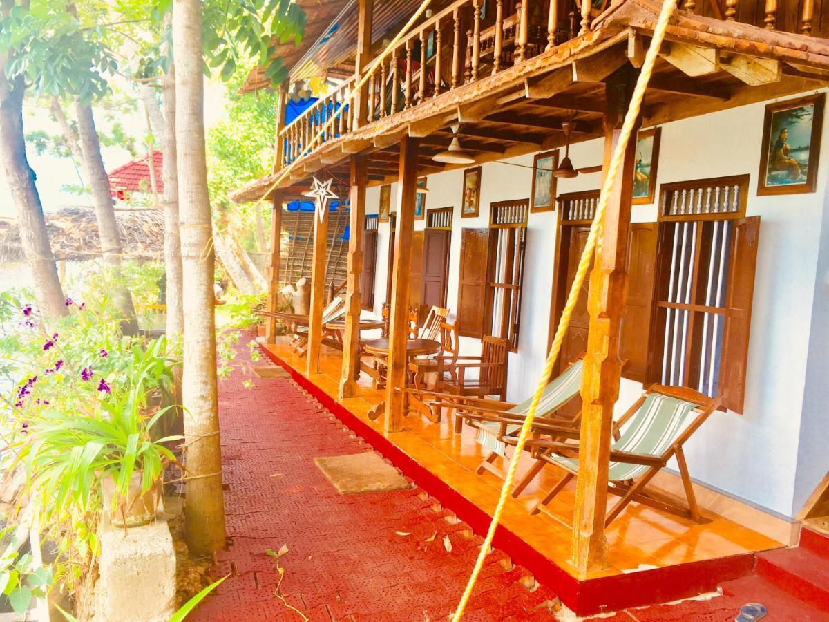 Malayalam Lake Resort アーラップーザ県 エクステリア 写真
