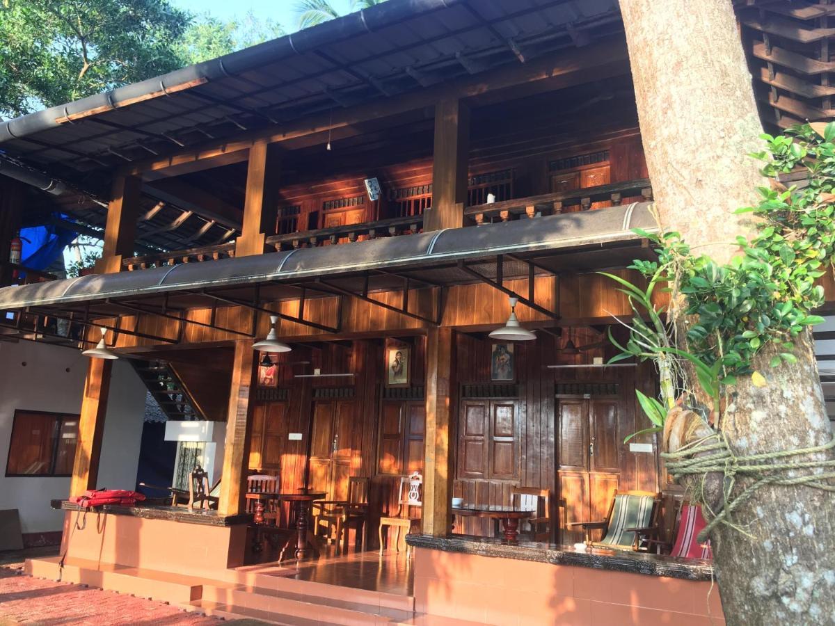 Malayalam Lake Resort アーラップーザ県 エクステリア 写真